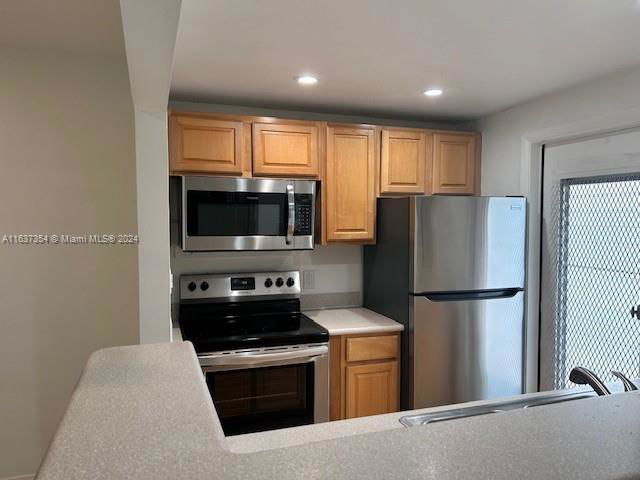 Building Photo - 5050 Bayview Dr