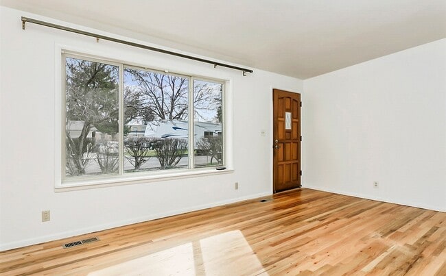 Building Photo - Beautiful 4 bedroom, 2 bath home in Southe...
