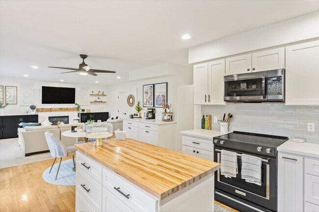 Photo - Lovely 3 Bedroom + Bonus Room with Spaciou... House