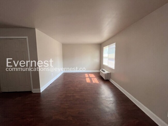 Foto del edificio - 969 Forest Ave