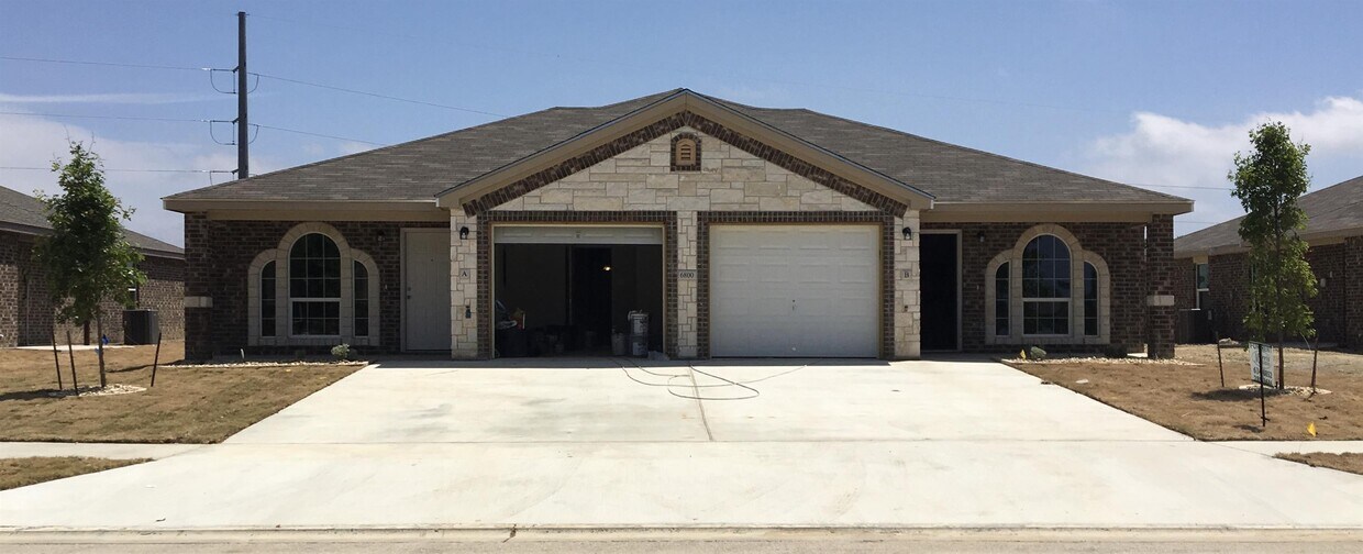 Foto principal - 6800 University Village Way