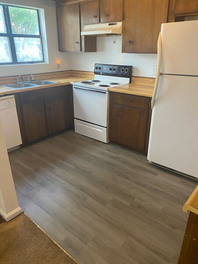 Foto del edificio - Cozy 2-Bedroom Townhome: Affordable Comfor...