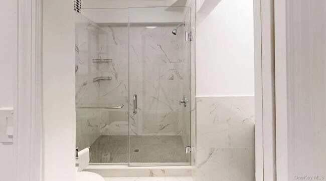 Foto del edificio - 1053 E 222nd St