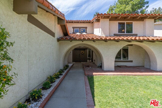 Foto del edificio - 683 Triunfo Canyon Rd