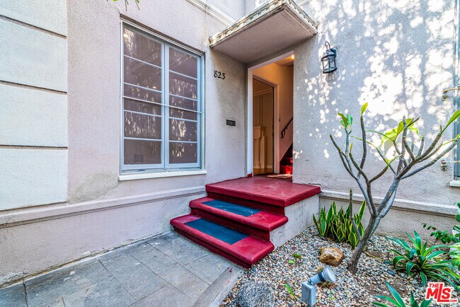 Building Photo - 823 N Edinburgh Ave