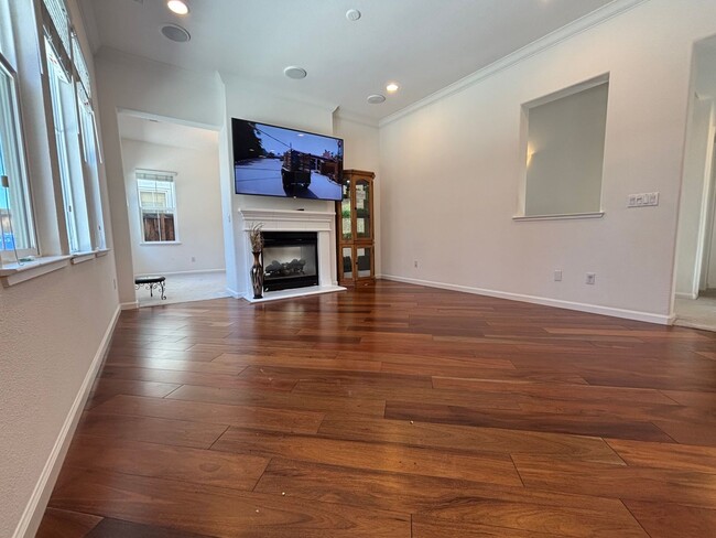 Building Photo - Gorgeous 4 Bed, 3 Bath in Brentwood with S...