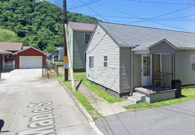 Building Photo - 124 1/2 Maple St