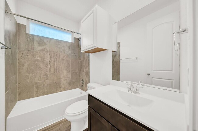 Foto del edificio - Stunning 4-bedroom, 3-bathroom single-stor...