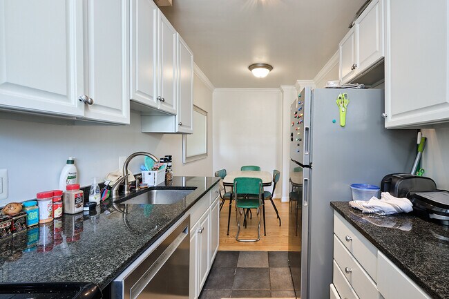 Foto del edificio - 3925 Davis Pl NW