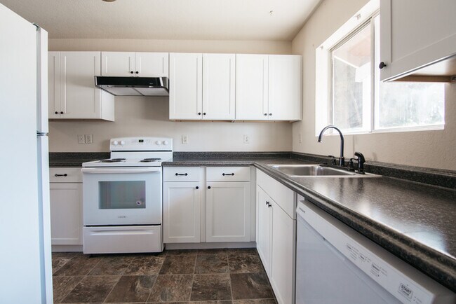 Building Photo - Newly updated Spirit Lake Apartment