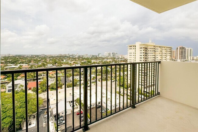 Building Photo - 340 Sunset Dr
