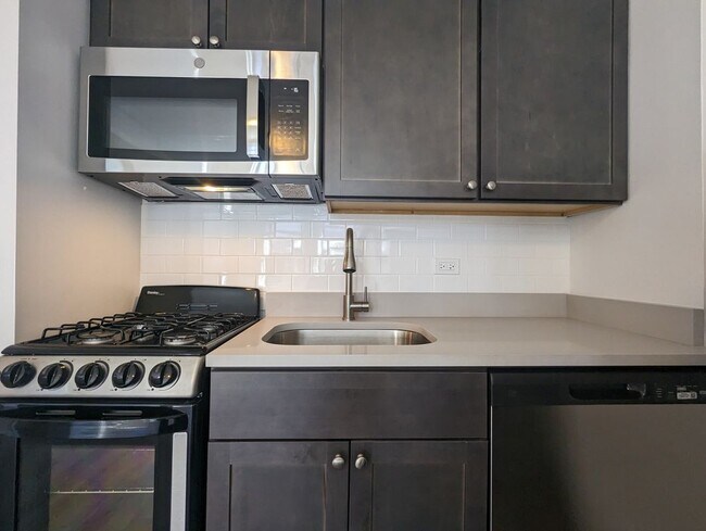 Foto del edificio - 2779 N Milwaukee Ave