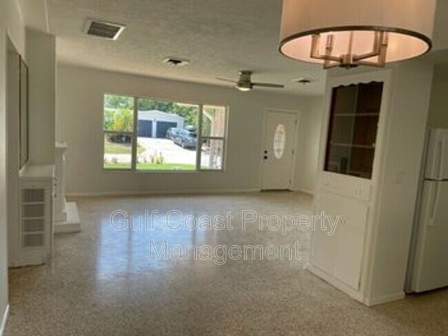 Building Photo - 2823 Bougainvillea St