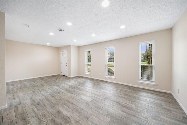 Building Photo - 2466 Country Club Dr
