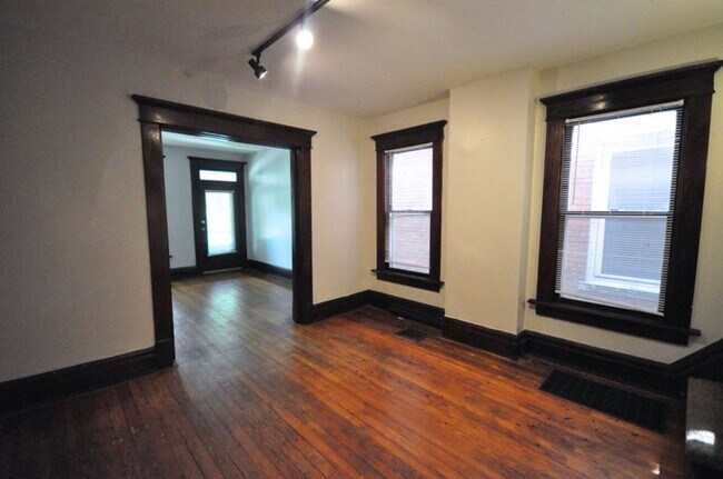 Foto del edificio - 1228-1230 Indianola Avenue