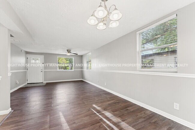 Building Photo - Spacious 3 Bed/1 Bath Home with Fenced Yar...