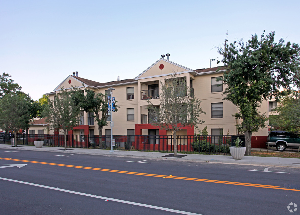 Foto del edificio - Jackson Court Apartments