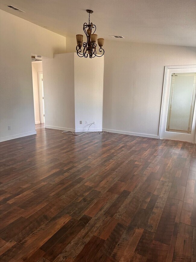 Building Photo - Great 3 bedroom 2 bath home in Hilmar