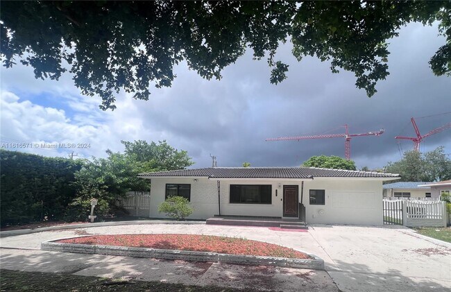 Building Photo - 1660 NE 125th St