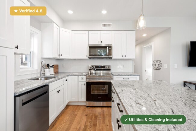 Foto del edificio - Furnished Bedroom with Private Bath in East Boston