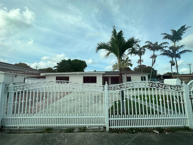 Building Photo - 215 W 44th St