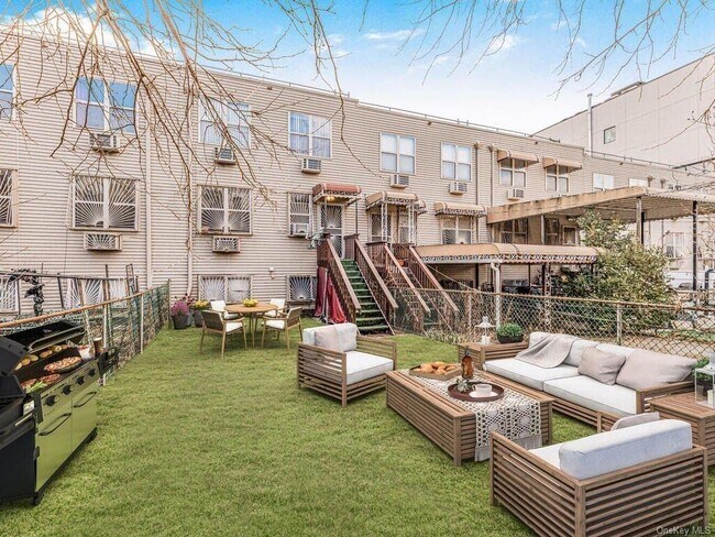 Foto del edificio - 1473 Gates Ave