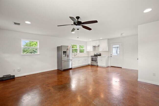 Building Photo - 15302 Spring Hill Ln