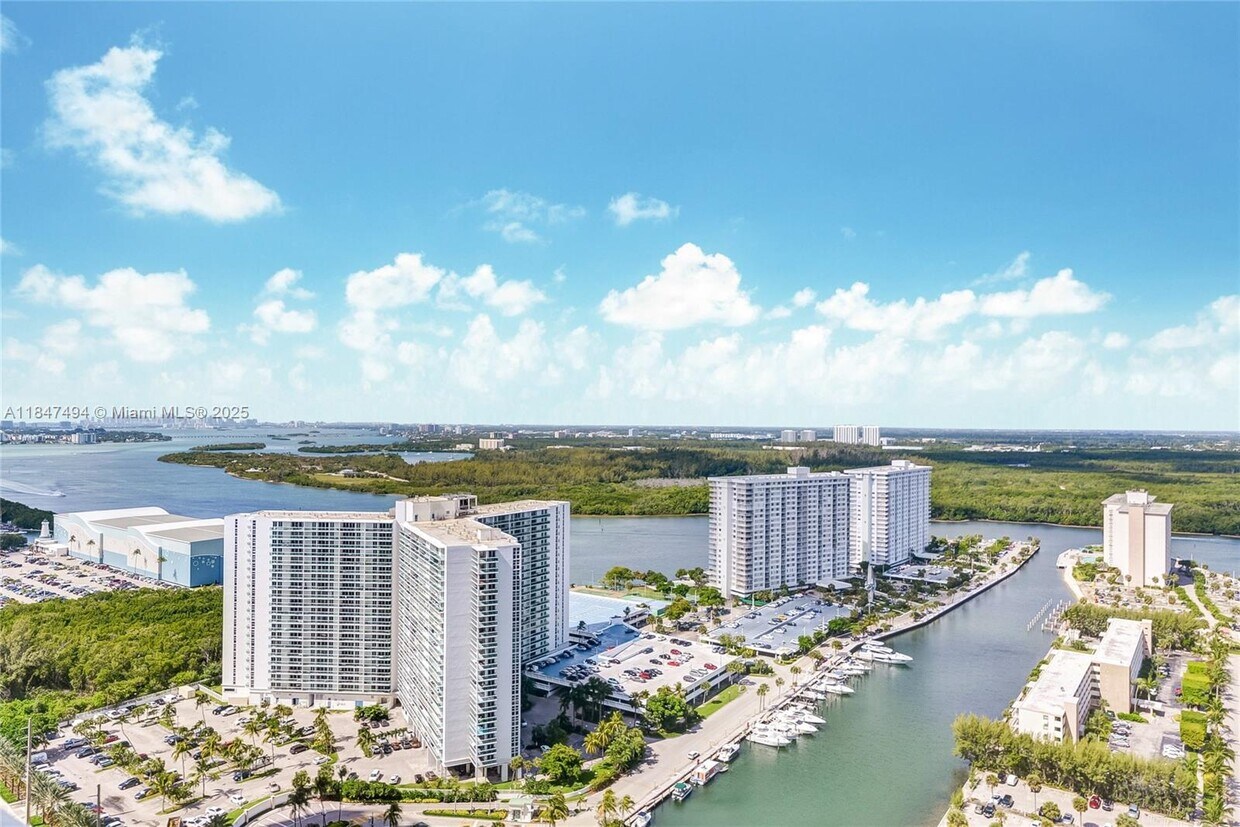 Foto principal - 15901 Collins Ave