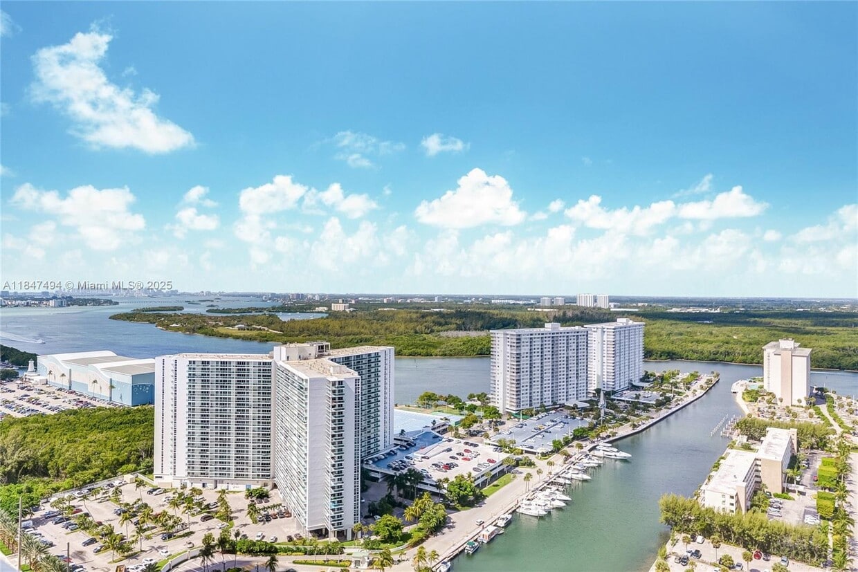 Primary Photo - 15901 Collins Ave