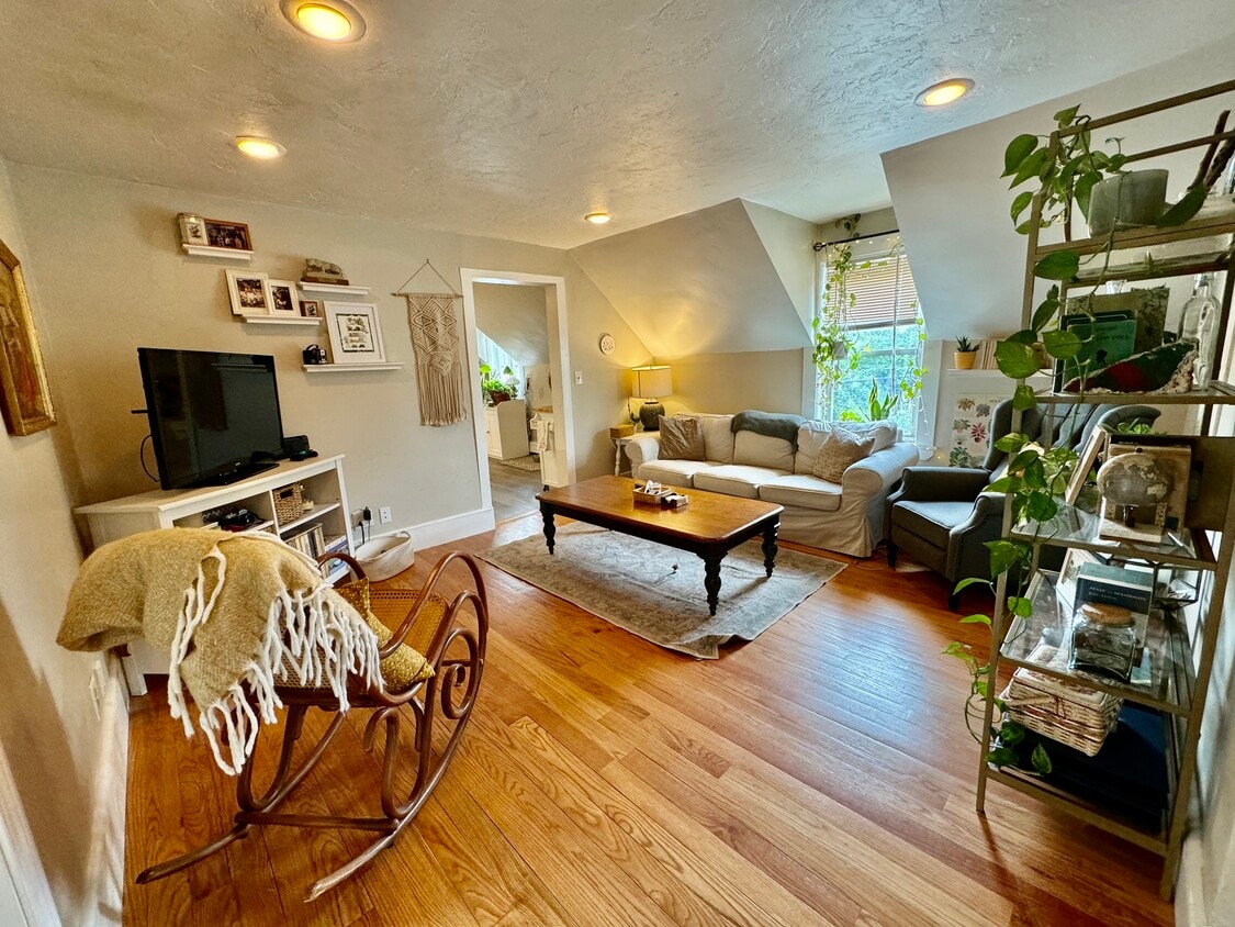 Primary Photo - 335 Baker St