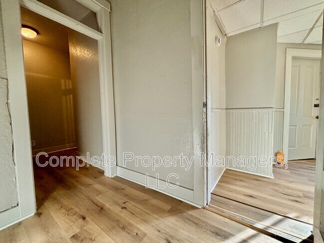 Foto del edificio - 325 E Washington St