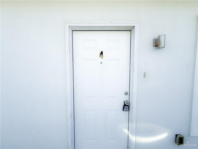 Foto del edificio - 5704 Puffin Ave