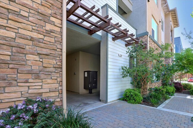 Building Photo - 1110 Karby Terrace