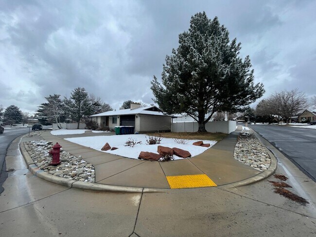 Building Photo - Large 5 Bedroom, 3 bath in Sandy