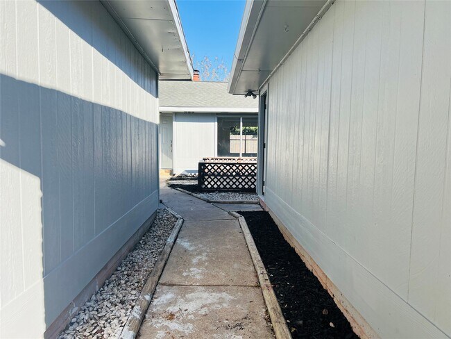 Foto del edificio - 13114 Benford Dr