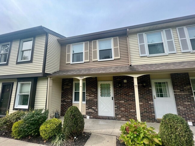 Building Photo - Adorable Townhouse - 2 Bedroom 1.5 Bathroo...