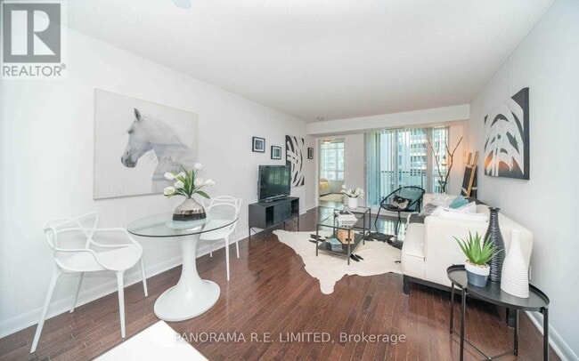 Photo du bâtiment - 225-225 Sherway Gardens Rd