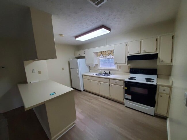 Foto del edificio - 2235 Mitchell Rd