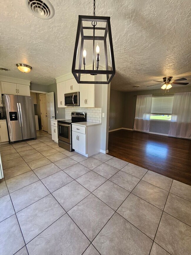 Building Photo - (3) Bed/(1.5) Bath in Core Norman Avail NOW!