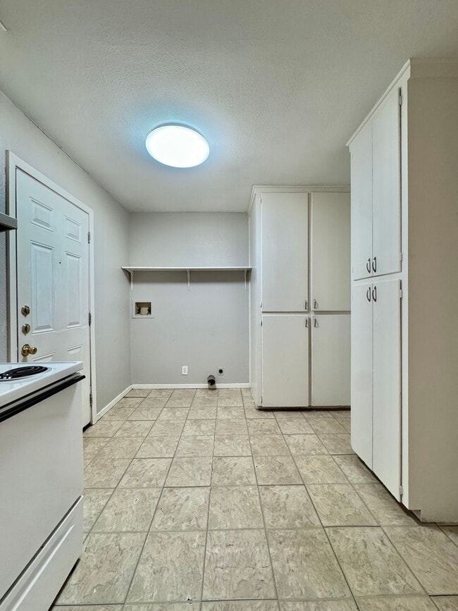 Building Photo - NOW AVAILABLE - 3 Bedroom Home + Large Fully Fenced Yard!