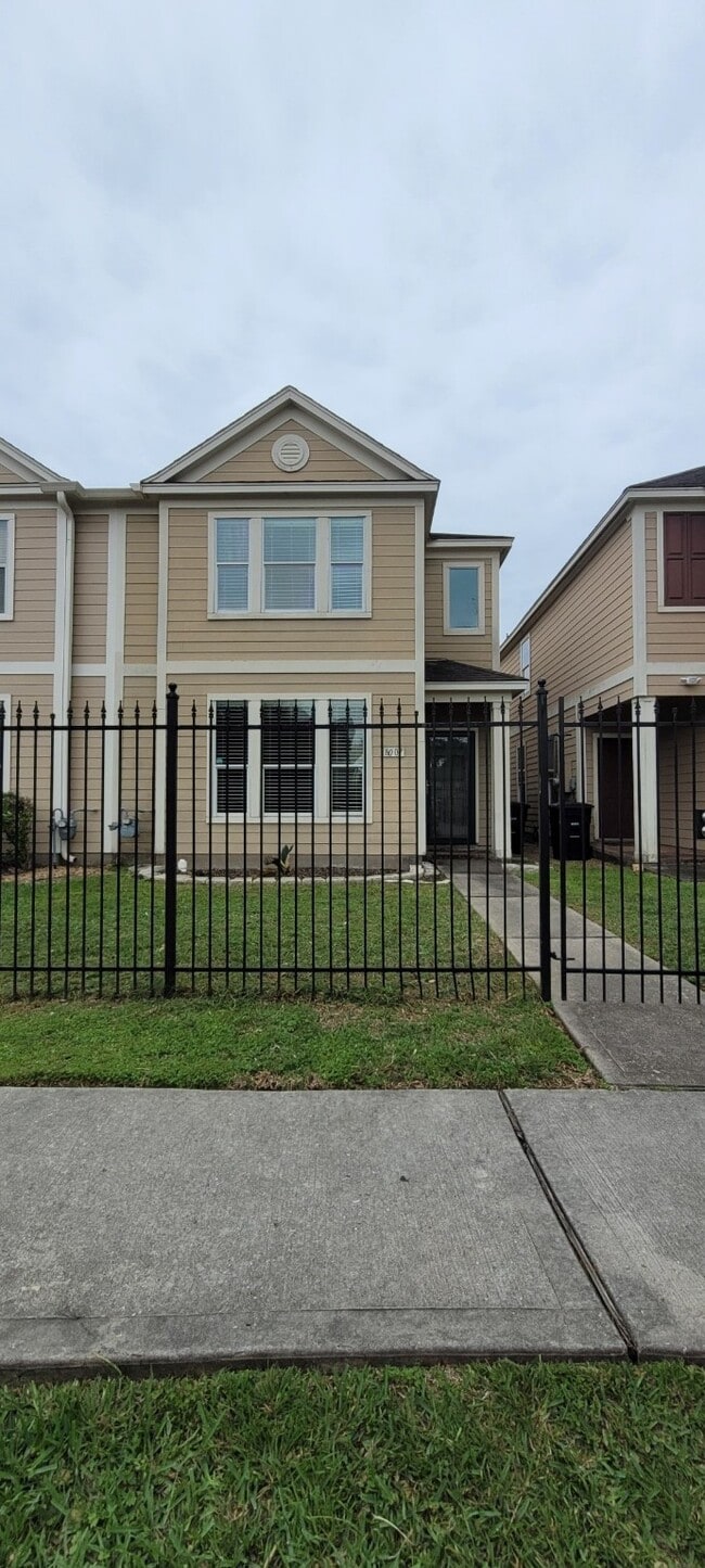 Building Photo - 8007 Ellinger Ln