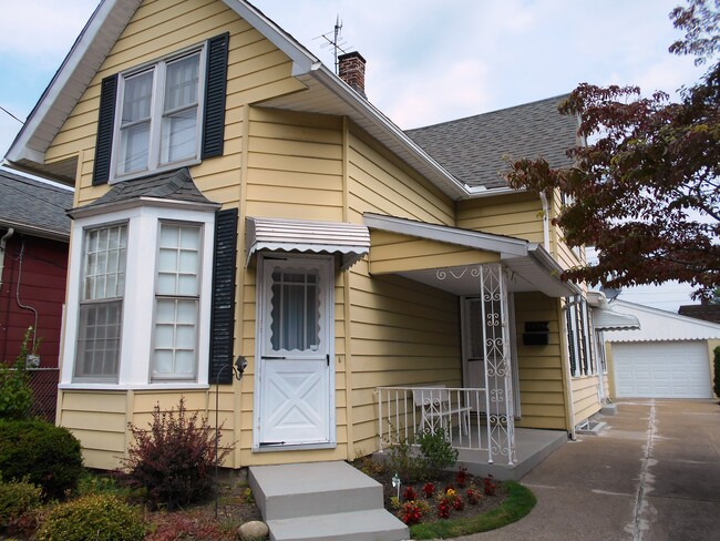 Front entrance - 2955 Maple St