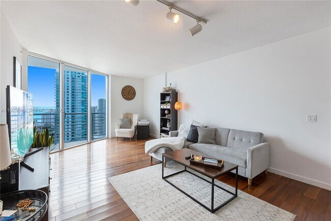 Foto del edificio - 335 S Biscayne Blvd