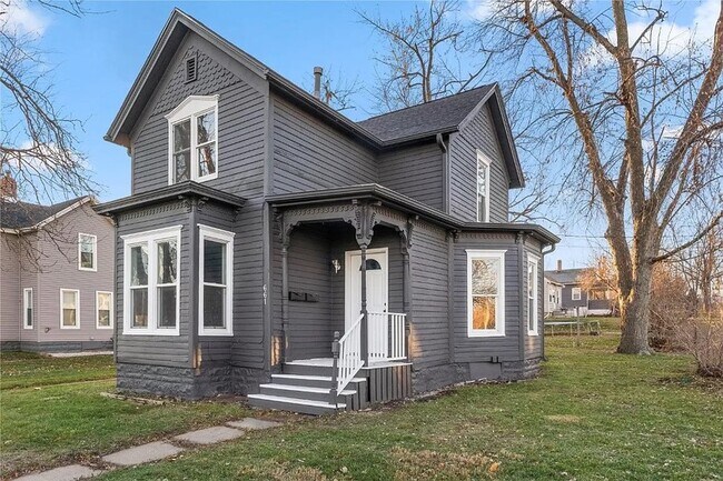 Building Photo - 661 15th Ave SW