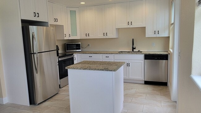 Building Photo - Annual UNfurnished 2/2 home available at St. Armand's Circle