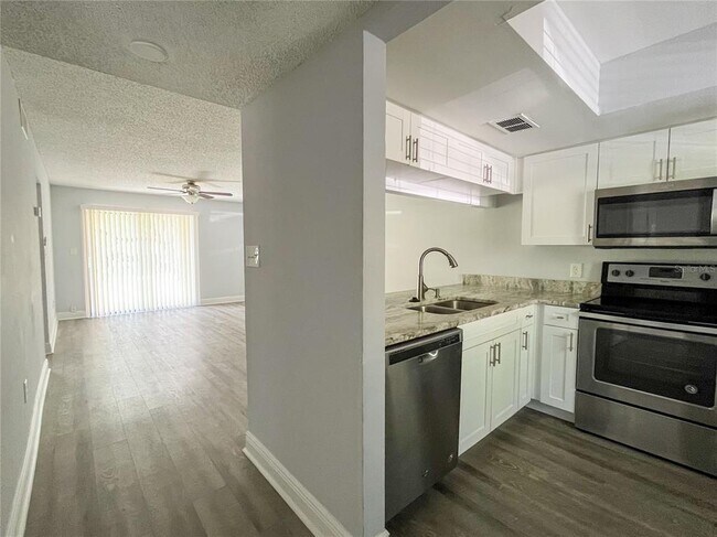 Foto del edificio - 5040 Terrace Palms Cir