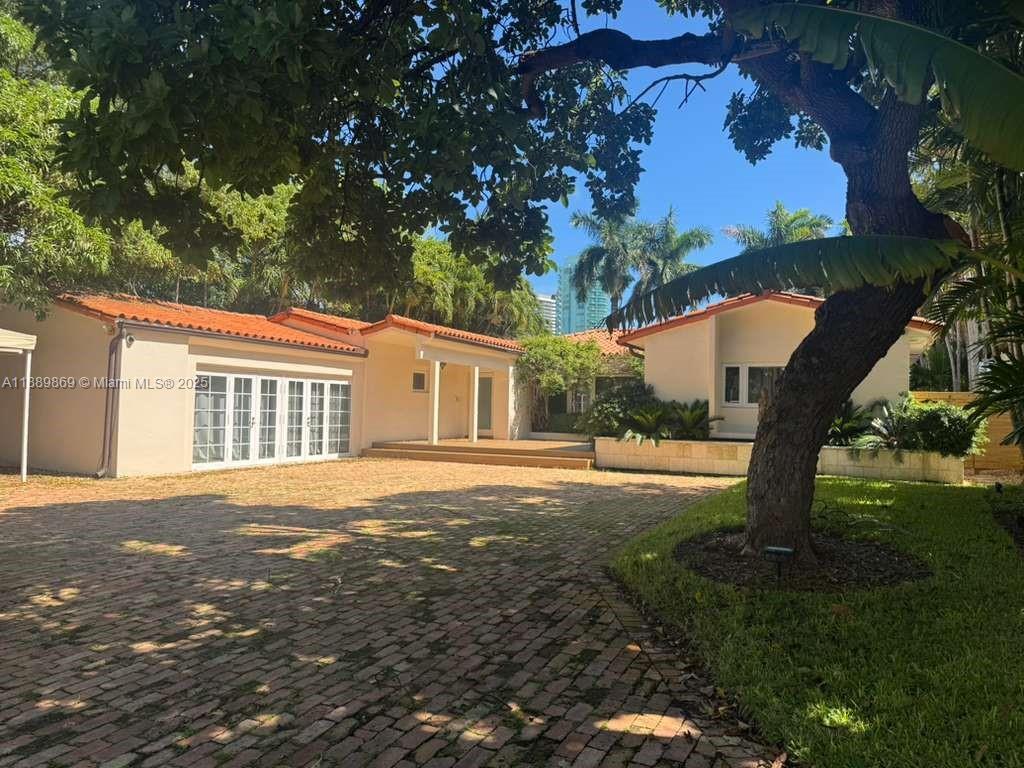 Foto principal - 6015 Pine Tree Dr
