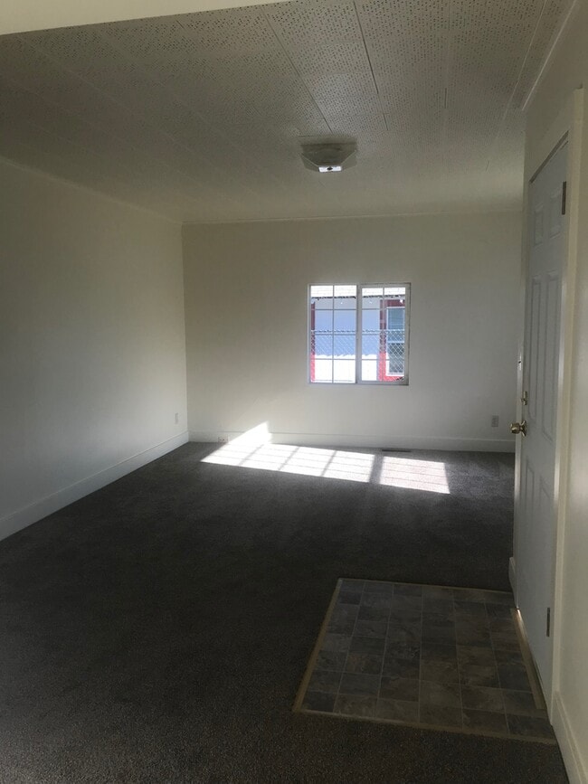 Building Photo - 2 bedroom 1 Bath