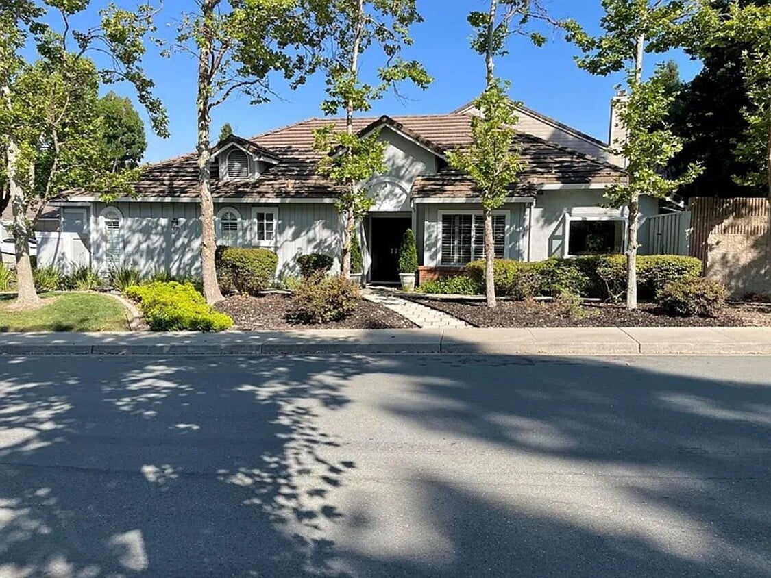 Foto principal - Stunning Single-Story Home in Beautiful Danville – Located in Desirable Diablo Highlands