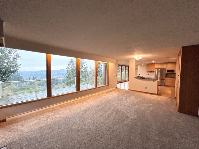 Building Photo - Great Hillsdale 4 bedroom Classic with Ama...